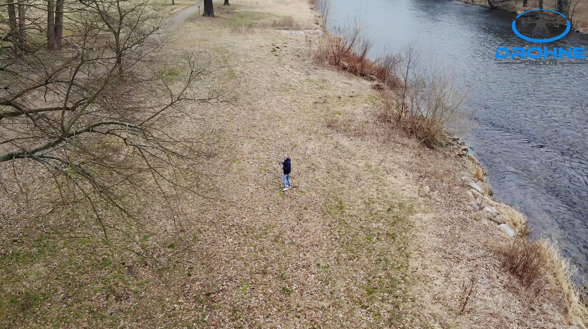 Flugmodi Active Track im Test Drohne kurz vor einem Baum