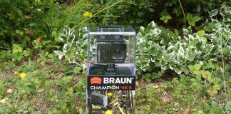 Braun Actioncam in Verpackung auf Wiese