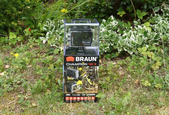 Braun Actioncam in Verpackung auf Wiese