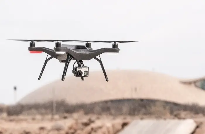 Drohne in wüster Landschaft