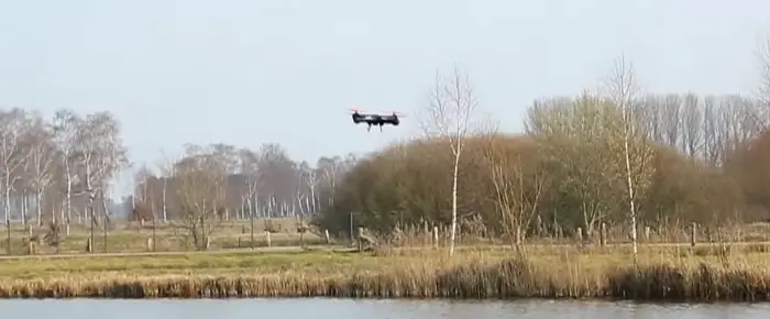 Zoopa Drohne in der Landschaft